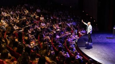 "Lo que se genera en el teatro es un clima de muchísima intimidad. Lo más lindo es que la gente se olvida de que está en el teatro"
