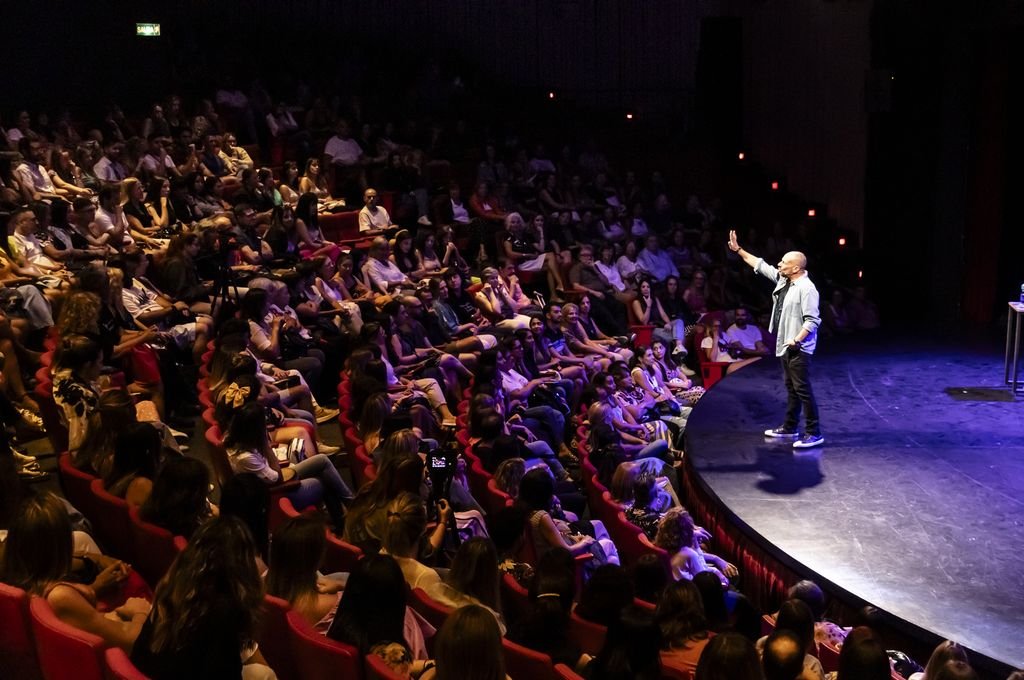 "Lo que se genera en el teatro es un clima de muchísima intimidad. Lo más lindo es que la gente se olvida de que está en el teatro"