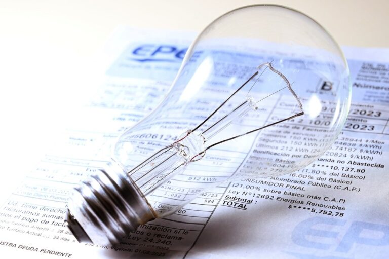 Uno de los grandes costos de funcionamiento que tienen los comerciantes es el servicio de energía eléctrica. Archivo/Flavio Raina