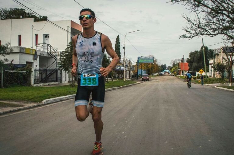 Máximo Andino (1º) avanza en el último tramo a pie
