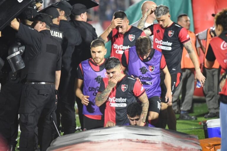 Así se fueron los jugadores del Coloso tras la derrota del jueves.  Gentileza.