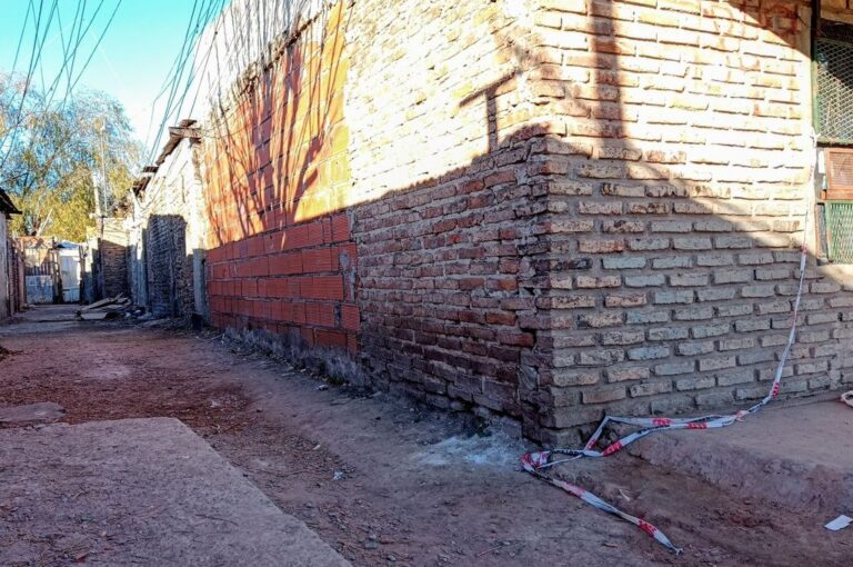 El sonido del disparo retumbó en el pasillo y alertó a varios vecinos