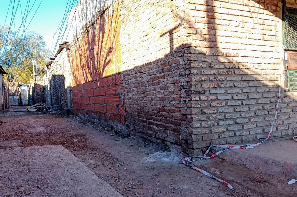 El sonido del disparo retumbó en el pasillo y alertó a varios vecinos