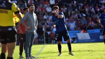 Kily González y un intenso partido desde el banco tatengue. Mauricio Garín