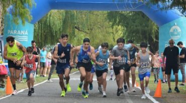 Ismael Uner (número 35) y Nicolás Godoy (4) en la salida de juveniles y jóvenes