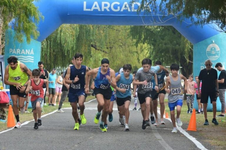 Ismael Uner (número 35) y Nicolás Godoy (4) en la salida de juveniles y jóvenes