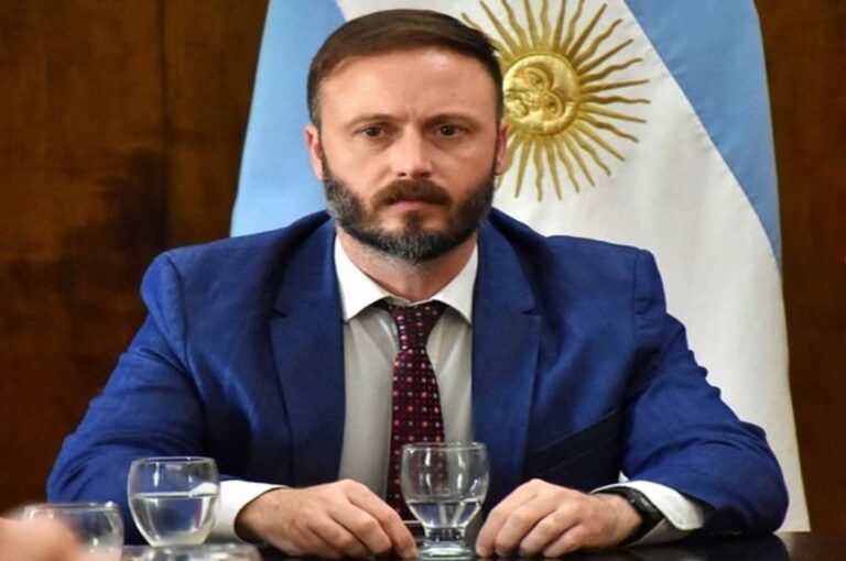 'Es un acuerdo con las instituciones y con los partidos'