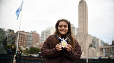 Javkin colocó el collar y la medalla de la Orden del Rosario a Catalina Olivera