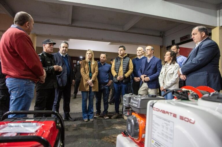 Del acto de entrega en Santa Fe participaron también el intendente Juan Pablo Poletti; la secretaria de Gestión Institucional del Ministerio de Justicia y Seguridad