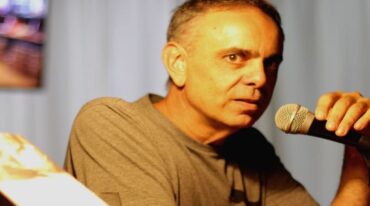 Cristian Bautista nació en Rosario. Participa del taller literario 'Alma Maritano'