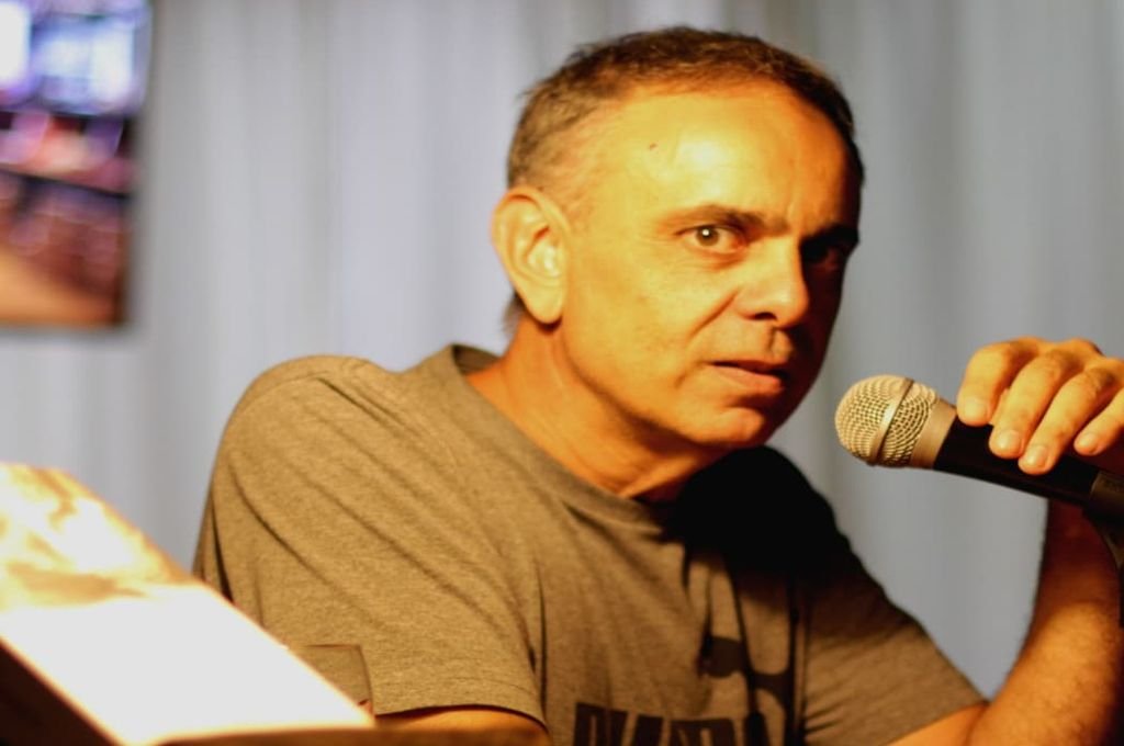 Cristian Bautista nació en Rosario. Participa del taller literario 'Alma Maritano'