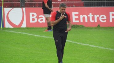 Diego Pozo no encuentra refuerzos en lo que va desde la apertura del mercado de pases. Gabriel Obelar