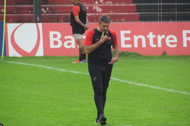 Diego Pozo no encuentra refuerzos en lo que va desde la apertura del mercado de pases. Gabriel Obelar