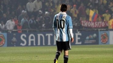 Messi jugó en la cancha de Colón