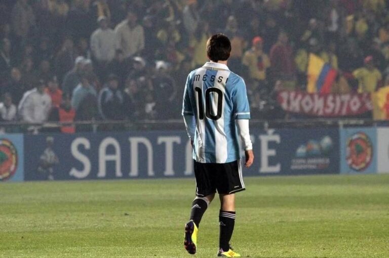 Messi jugó en la cancha de Colón