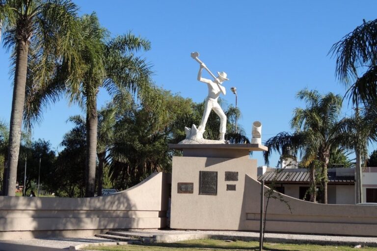 Símbolo verense. Se cumplen 50 años de la aprobación legislativa que establece el emplazamiento del Monumento Nacional al Hachero en la ciudad