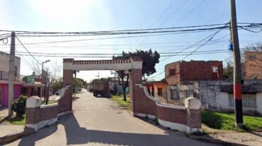 El cuerpo de la víctima apareció sobre la vereda en calle José Hernández al 1500