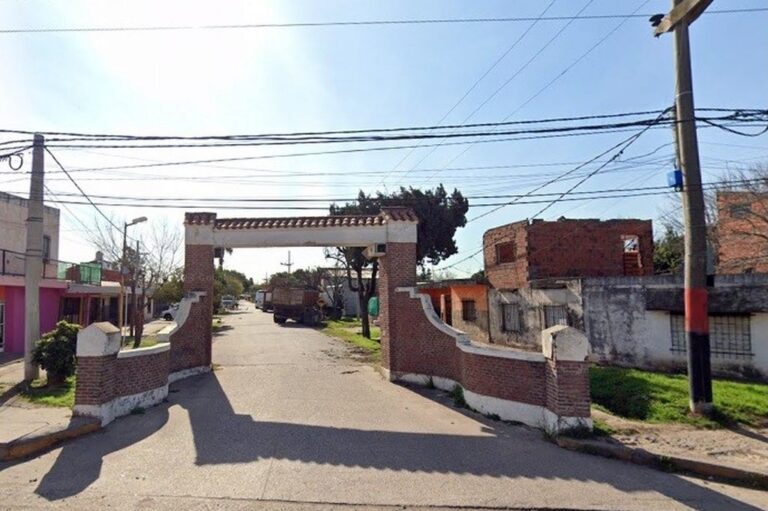 El cuerpo de la víctima apareció sobre la vereda en calle José Hernández al 1500