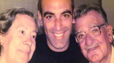 El actor (al centro) junto a sus padres.