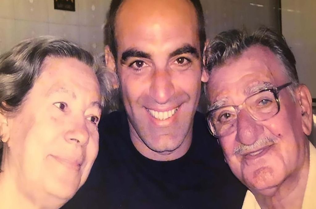 El actor (al centro) junto a sus padres.