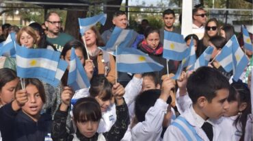 Banderas celestes y blancas flamearon entre los estudiantes. Adela Cruzado