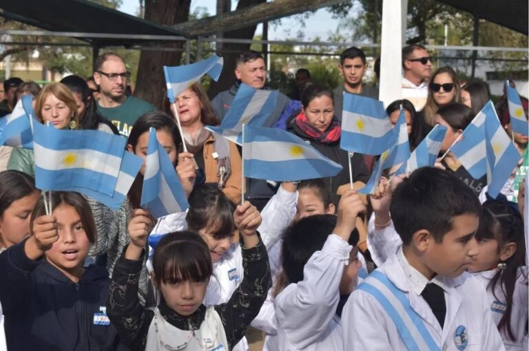 Banderas celestes y blancas flamearon entre los estudiantes. Adela Cruzado