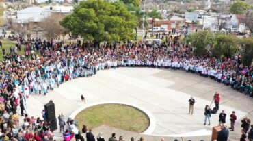 Cientos de personas acompañaron el acto por el Día de la Bandera en la cabecera del departamento Caseros. gentileza
