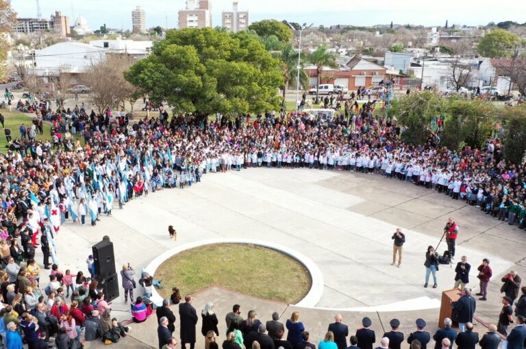 Cientos de personas acompañaron el acto por el Día de la Bandera en la cabecera del departamento Caseros. gentileza