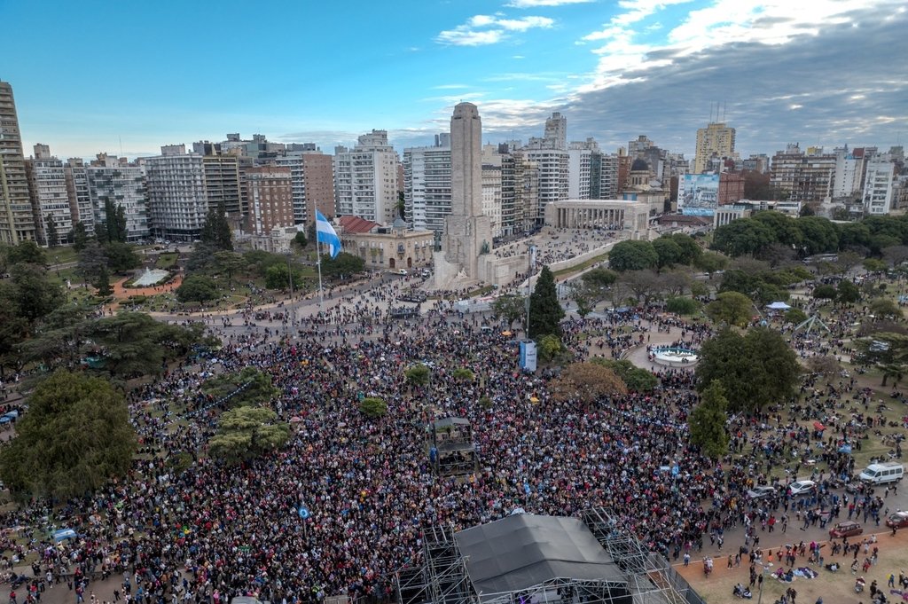 Multitudinaria convocatoria se vivió en Rosario para celebrar a la bandera argentina y su creador