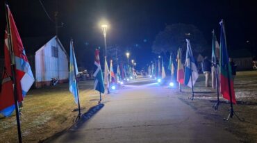 El paseo de banderas en el predio ferroviario de la localidad. gentileza
