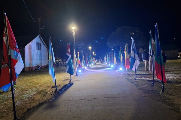 El paseo de banderas en el predio ferroviario de la localidad. gentileza