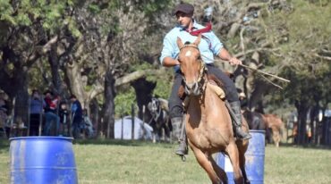 Destrezas equinas. La competencia del tambor desafía al jinete y a su montado por igual.   Gentileza Micaela Ordinas