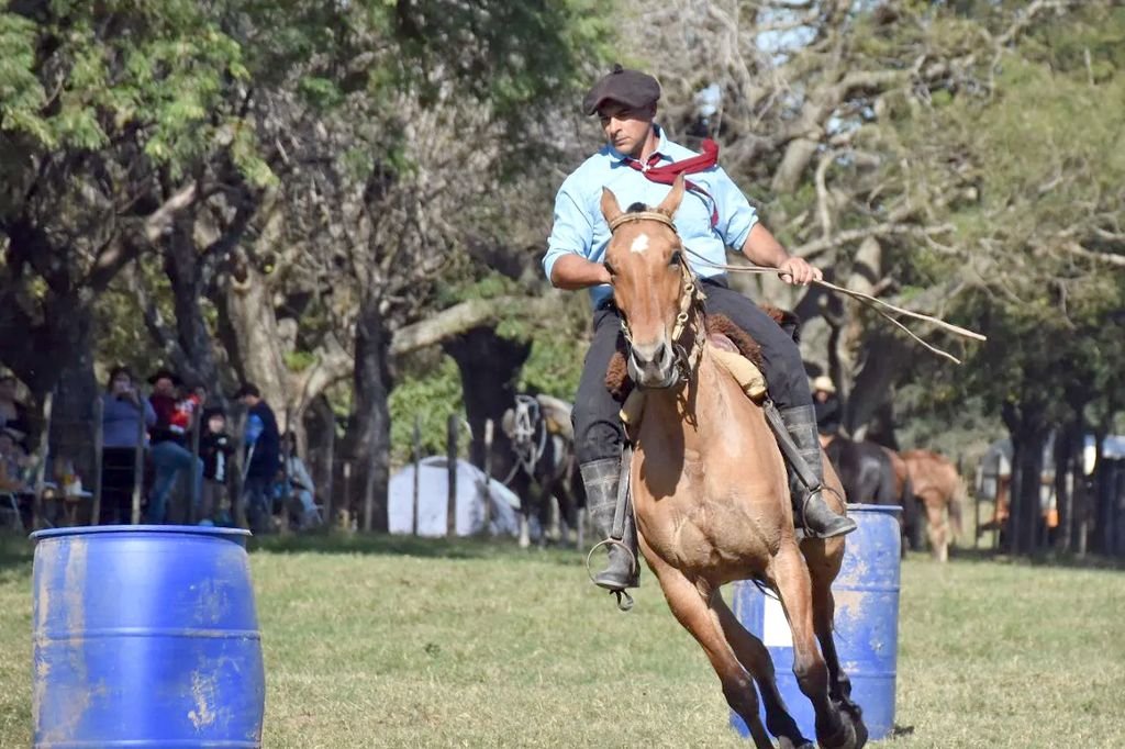 Destrezas equinas. La competencia del tambor desafía al jinete y a su montado por igual.   Gentileza Micaela Ordinas