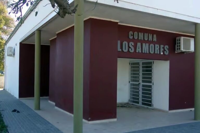 Sede de la comuna de Los Amores. La localidad está movilizada por hecho. Norte24