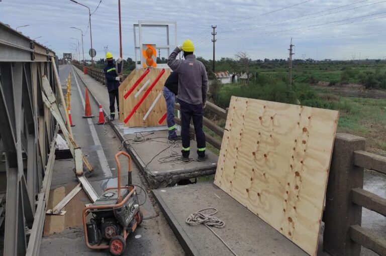 Fotos del montaje del andamio bajo el sector con el puente Bailey  Gentileza.