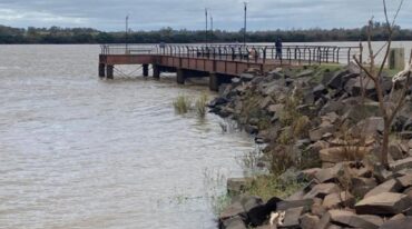Tanto las playas como las calles de la zona interior de la costanera de la ciudad se ven afectadas por una nueva crecida. Belén Fedullo