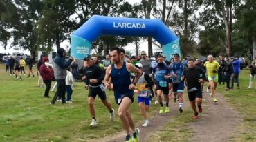 Las fuertes ráfagas de viento (de unos 50 kilómetros por hora) fueron un desafío extra para los participantes en la etapa de ciclismo. Gentileza Subsecretaría de Deportes de Paraná