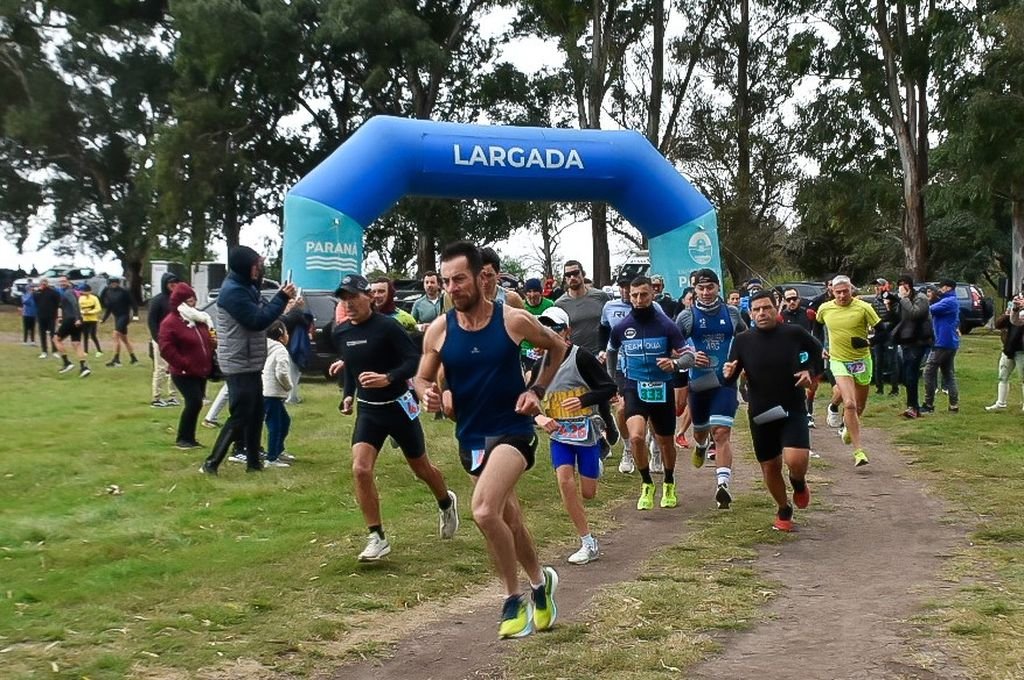Las fuertes ráfagas de viento (de unos 50 kilómetros por hora) fueron un desafío extra para los participantes en la etapa de ciclismo. Gentileza Subsecretaría de Deportes de Paraná