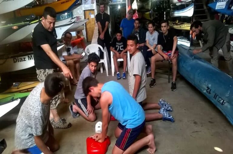 Palistas jóvenes y adultos en una anterior capacitación en RCP en bomberos voluntarios. Aconsejan repetirla periódicamente. Gentileza Ecenaa