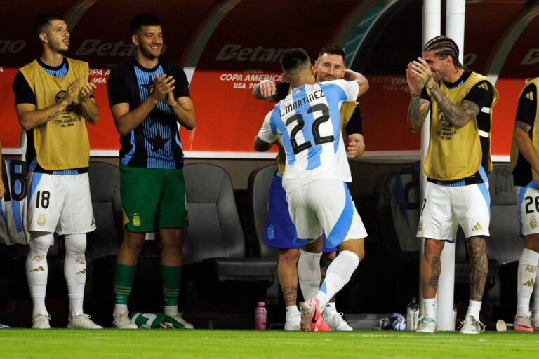 Lautaro y su dedicatoria a Messi tras el primer gol. Reuters