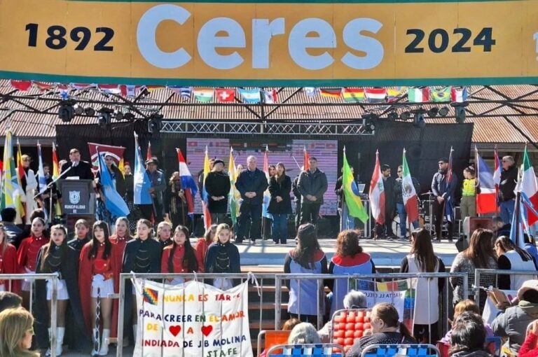 Las autoridades acompañaron la celebración de las colectividades en Ceres. Prensa Felipe Michlig