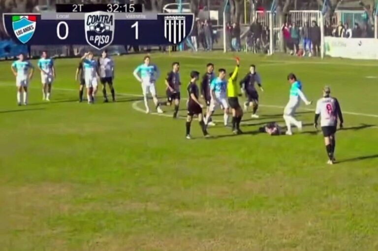 El momento en el que el delantero le pega la patada al jugador que estaba caído. Captura de la transmisión Contra el Piso