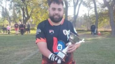 Uriel con uno de los trofeos obtenidos el domingo en cancha de Corondá Rugby.  Gentileza.