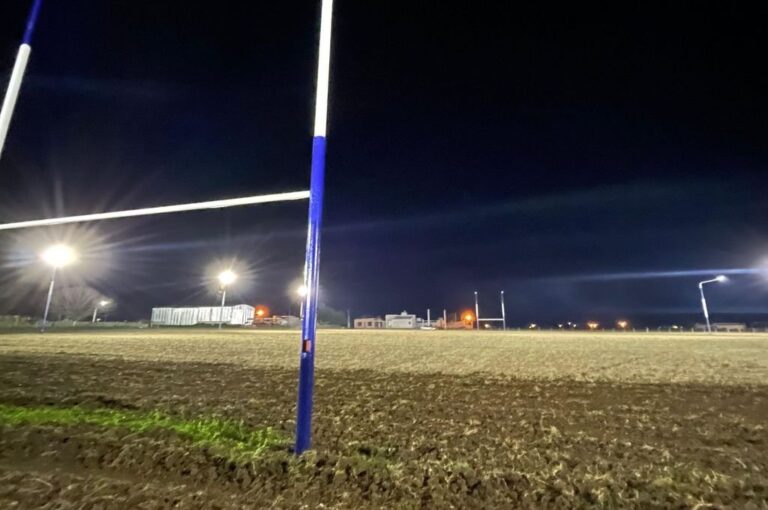 Casi todo listo para que comience la ovalada a girar en el Club Deportivo Libertad. La iluminación de vanguardia