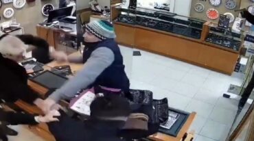 Hubo distintos forcejeos durante el robo. Captura de video