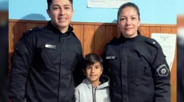 Los dos efectivos posan sonrientes con el propio niño después de haberle salvado la vida a Kairon. Gentileza Info Más