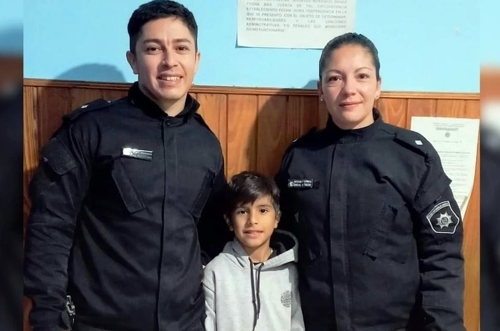 Los dos efectivos posan sonrientes con el propio niño después de haberle salvado la vida a Kairon. Gentileza Info Más