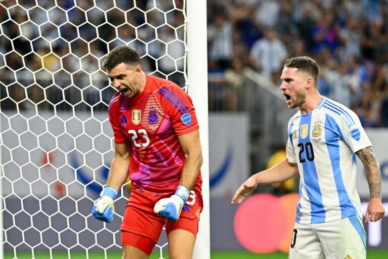 Dibu Martínez fue la figura del partido ante Ecuador para meter a la selección en la semifinal de la Copa América.  Reuters