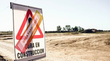 Se colocaron las fajas que indican que las obras están paralizadas. Gobierno de la Provincia