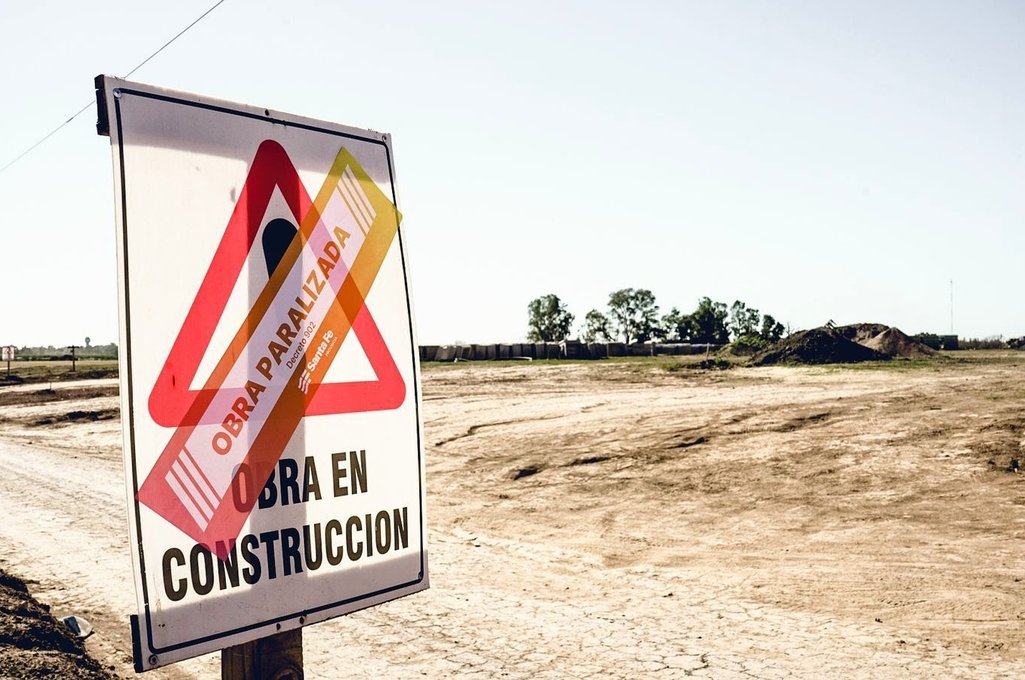 Se colocaron las fajas que indican que las obras están paralizadas. Gobierno de la Provincia